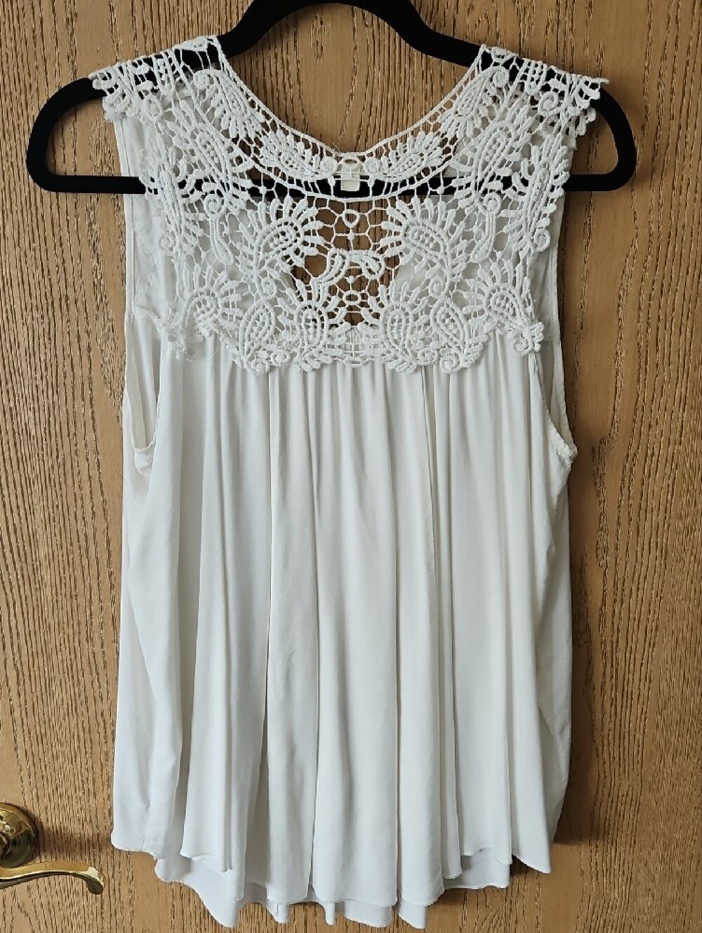 Lace Yoke Sleeveless Blouse in White - Picture 3 of 7